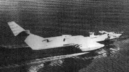 Alekseyiev SM-8 en vol au-dessus de l'eau
