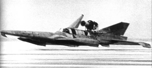 Alekseyiev SM-1 en croisière au-dessus de la neige