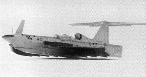 Alekseyiev SM-4 en vol au-dessus de la neige