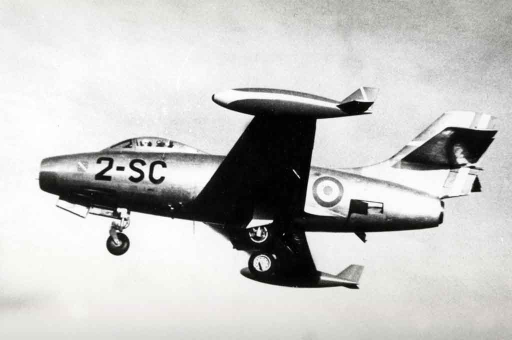 Dassault MD-450B Ouragan français en vol