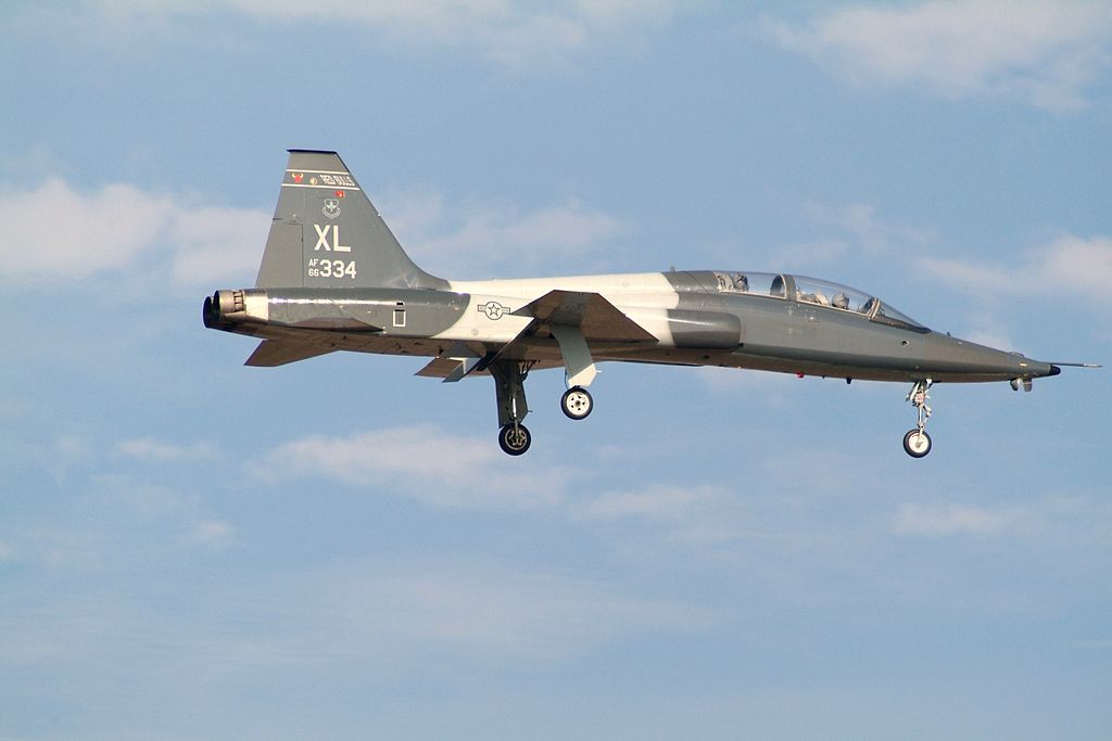 Northrop T-38C Talon de l'USAF en vol train sorti