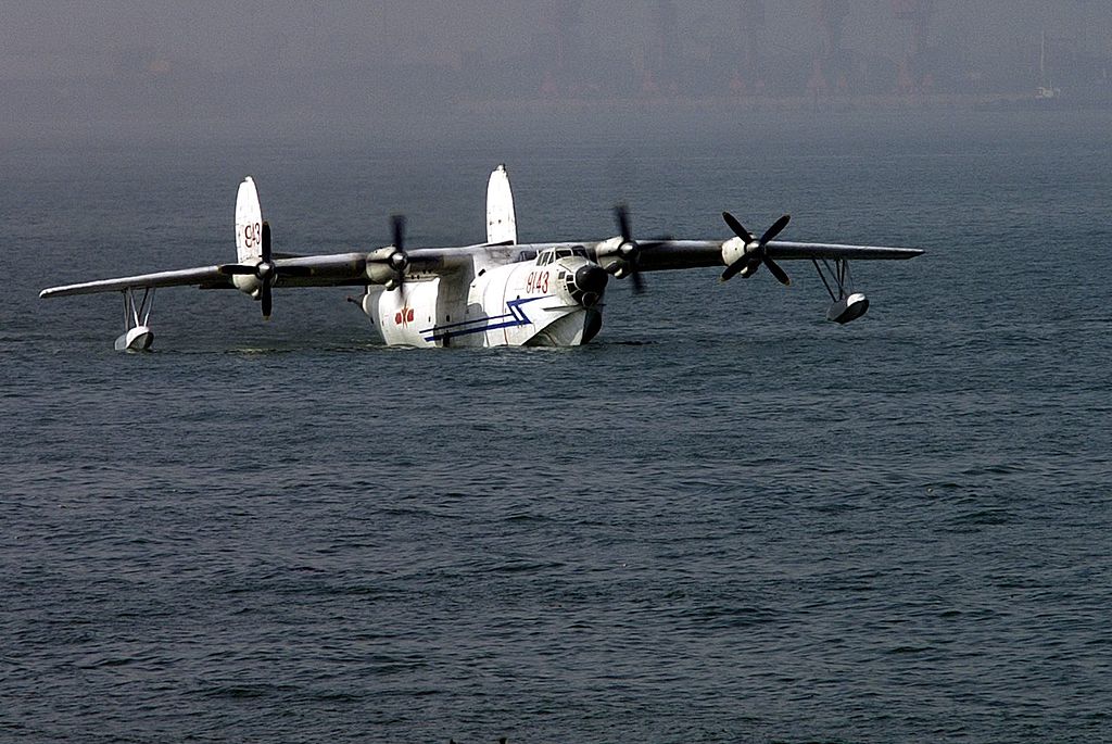 Harbin SH-5 de la marine chinoise à l'eau