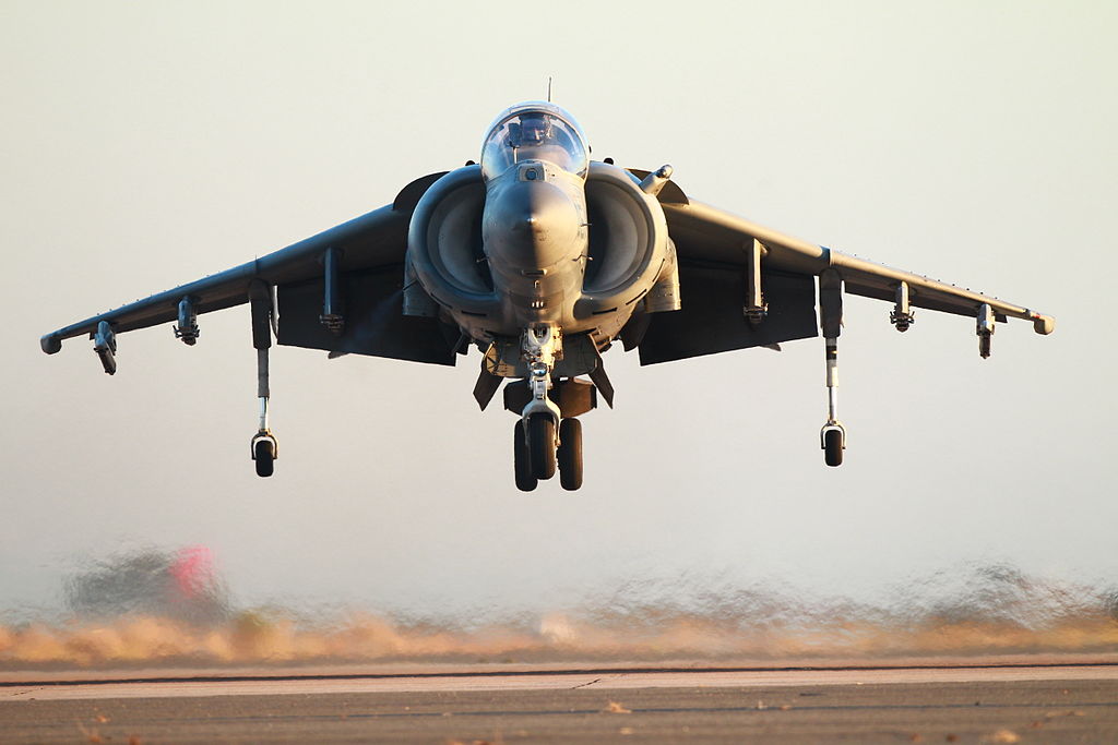 McDonnell Douglas AV-8B Harrier II vu de front