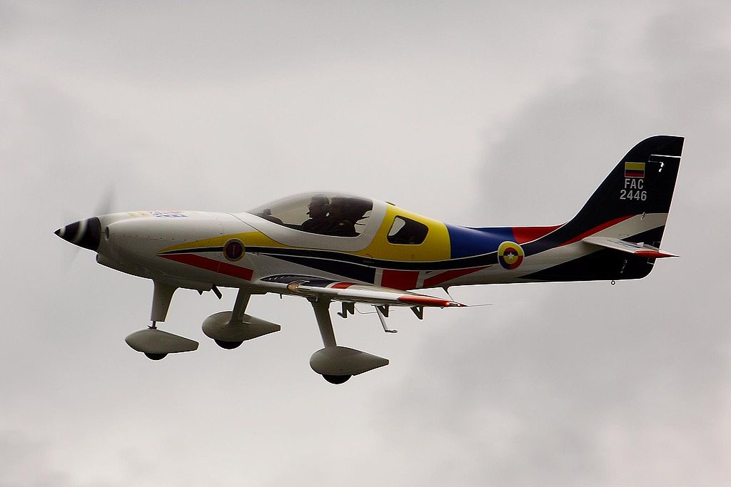 Lancair Legacy (T-90 Calima) colombien en vol