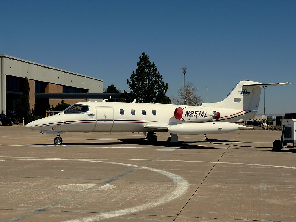 Learjet 25D civil