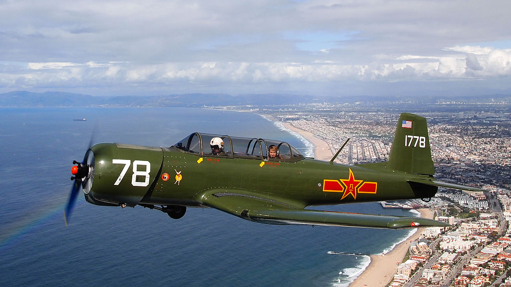 Nanchang CJ-6A aux couleurs chinoises en vol