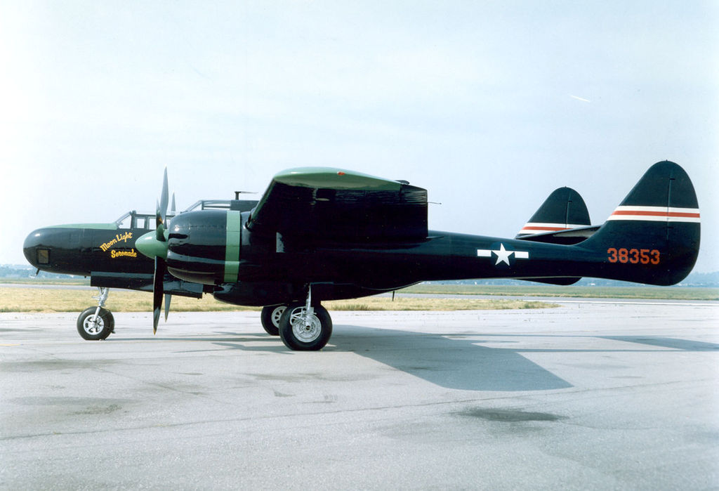Northrop P-61C Black Widow au sol vu de profil