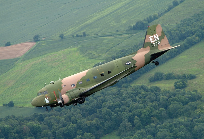 Douglas AC-47D Spooky de l'USAF en vol vu de profil