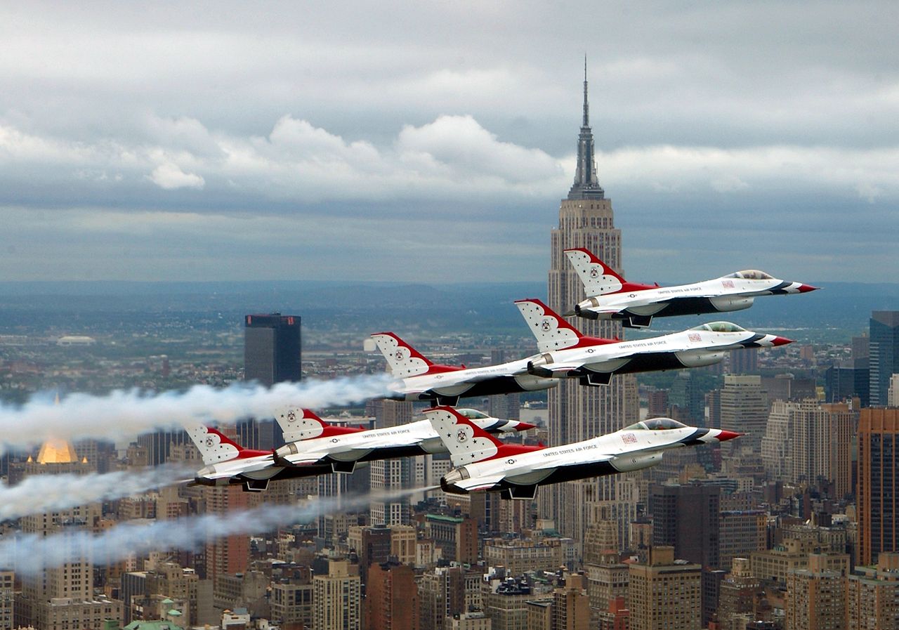 General Dynamics F-16 Fighting Falcon de la patrouille Thunderbirds en formation