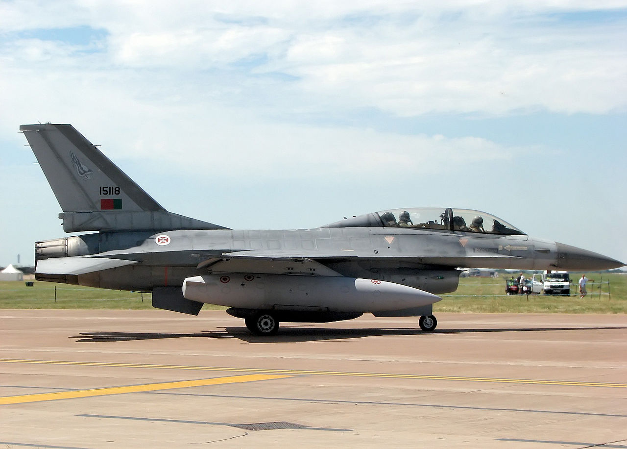 General Dynamics F-16B portugais