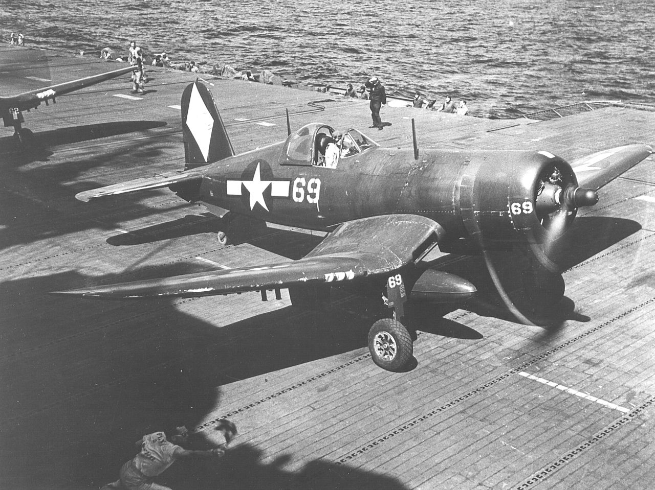 Vought F4U-1D Corsair sur le pont