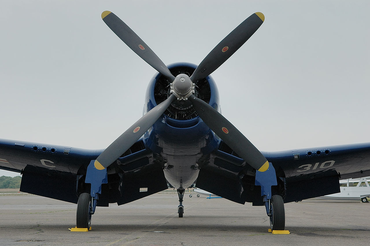 Vought F4U-4 Corsair vu de front