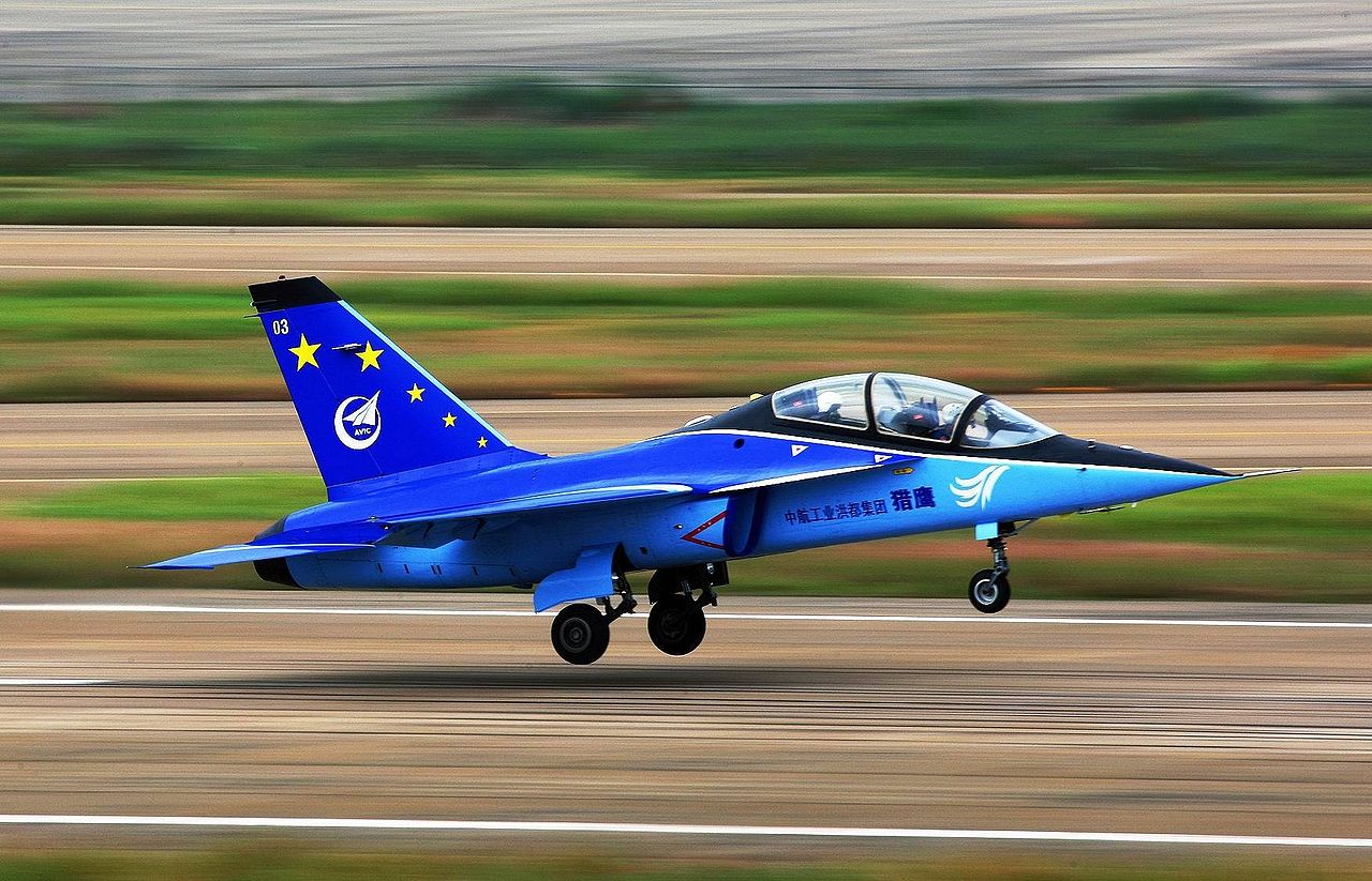 Hongdu L-15 - Prototype n°3 au décollage