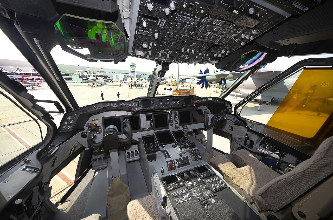 Kawasaki C-2, cockpit