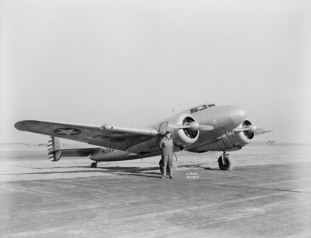 Lockheed 10 Electra (XC-35) vu de l'avant