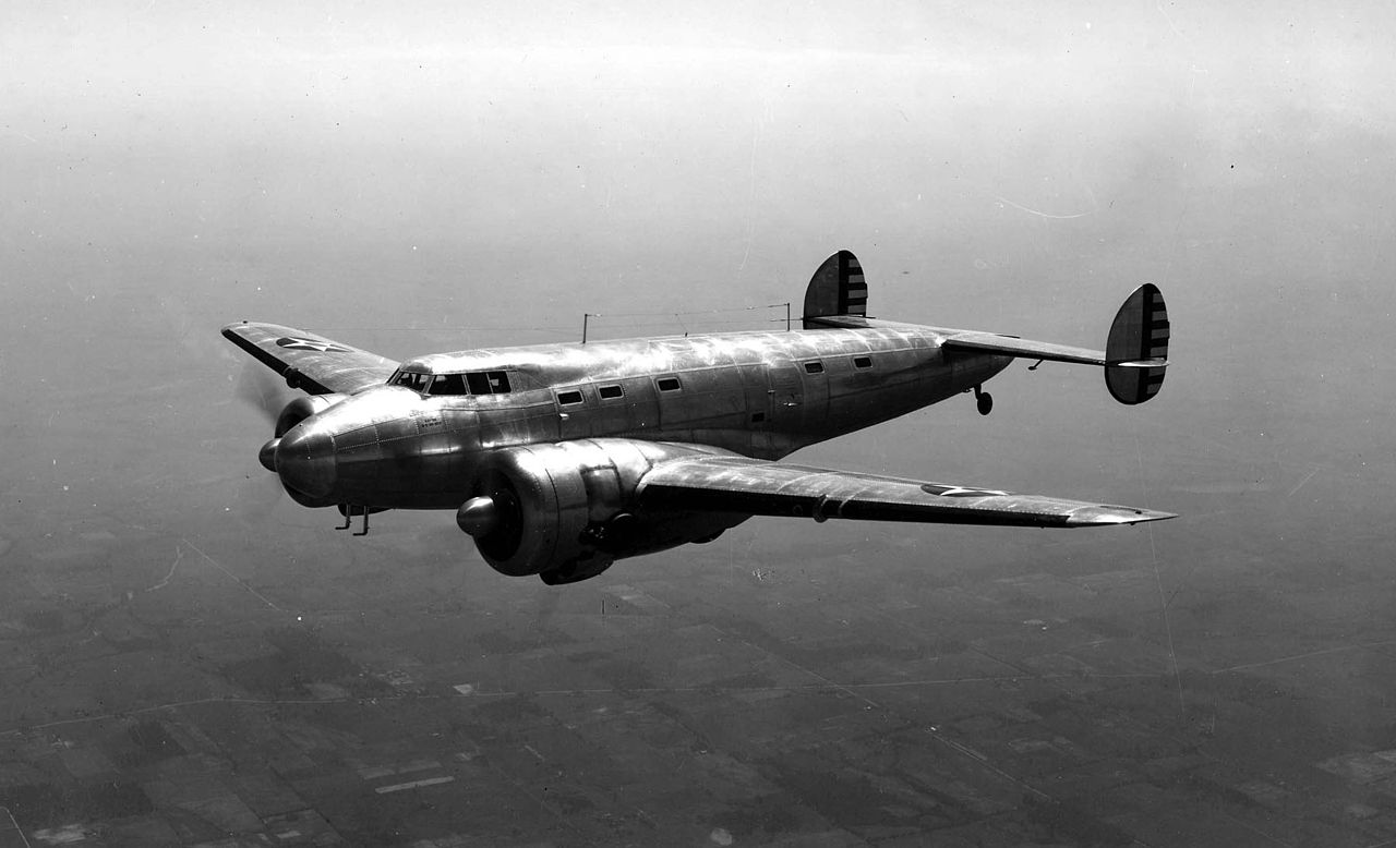 Lockheed 10 Electra (XC-35) en vol