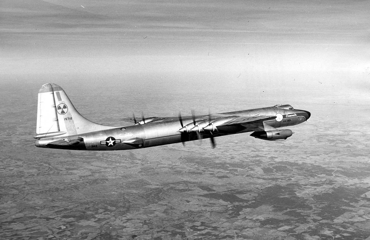 Convair NB-36H Peacemaker en vol vu de côté
