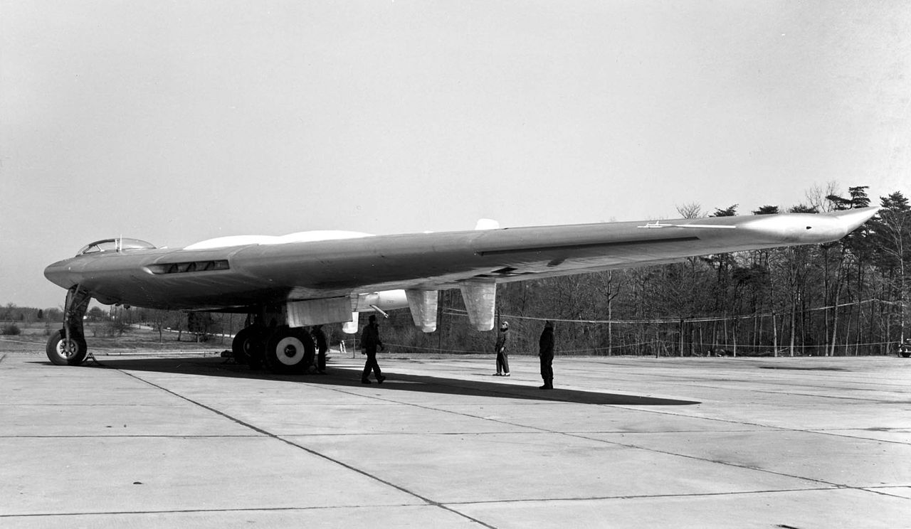 Northrop B-49 (YB-49) au sol vu de profil
