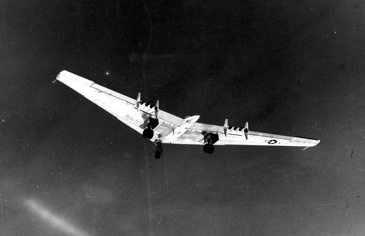 Northrop B-49 (YB-49) en vol train sorti
