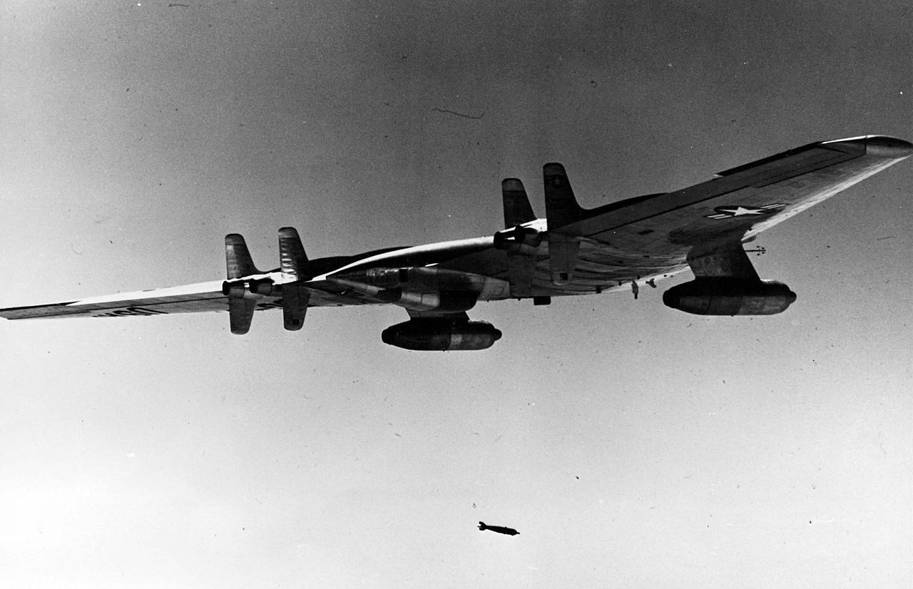 Northrop B-49 (YRB-49A) larguant une bombe flash