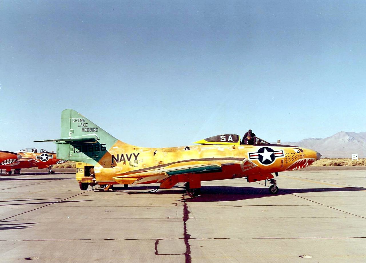 Grumman F-9 Cougar (QF-9J) au sol