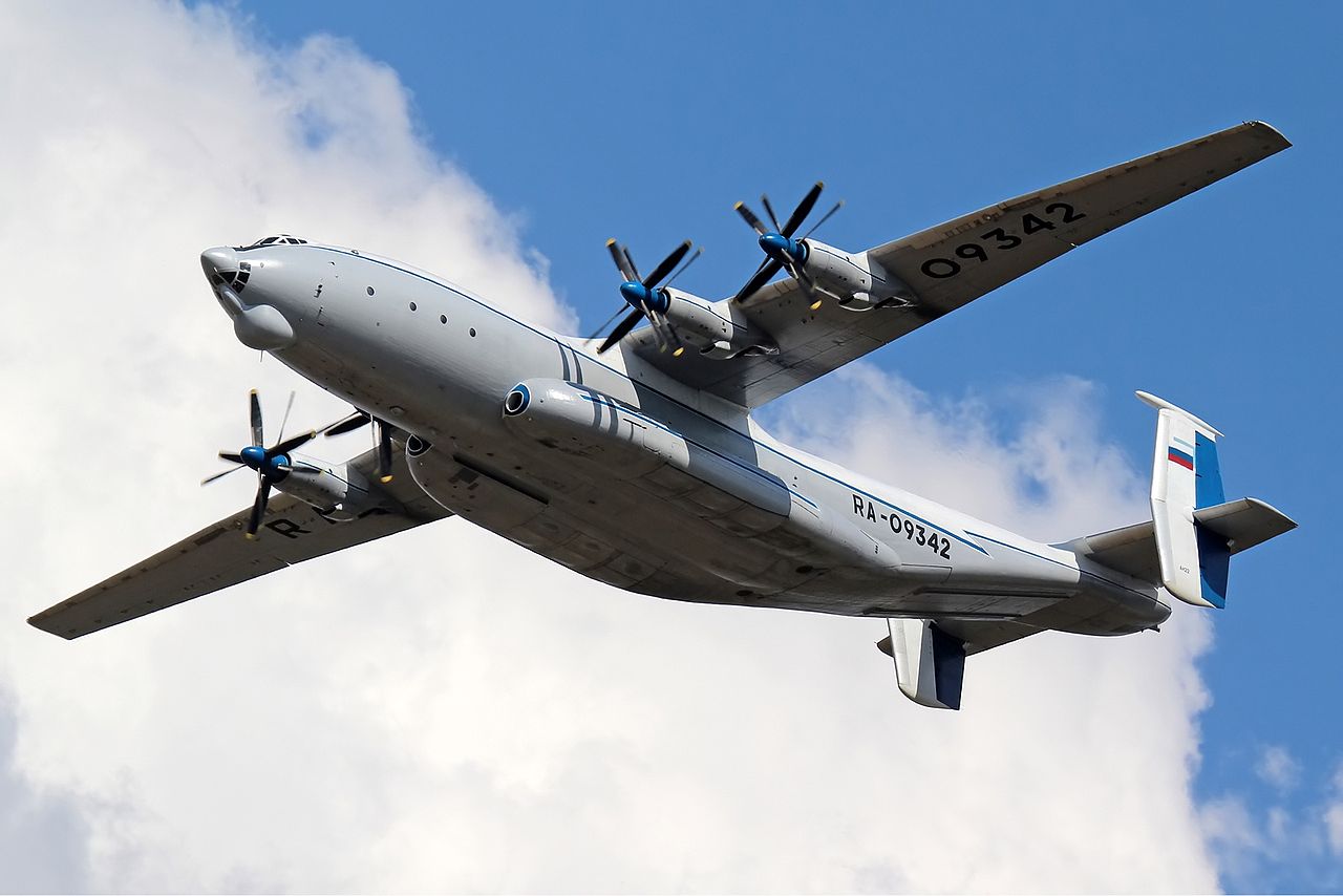 Antonov An-22A Cock russe en vol