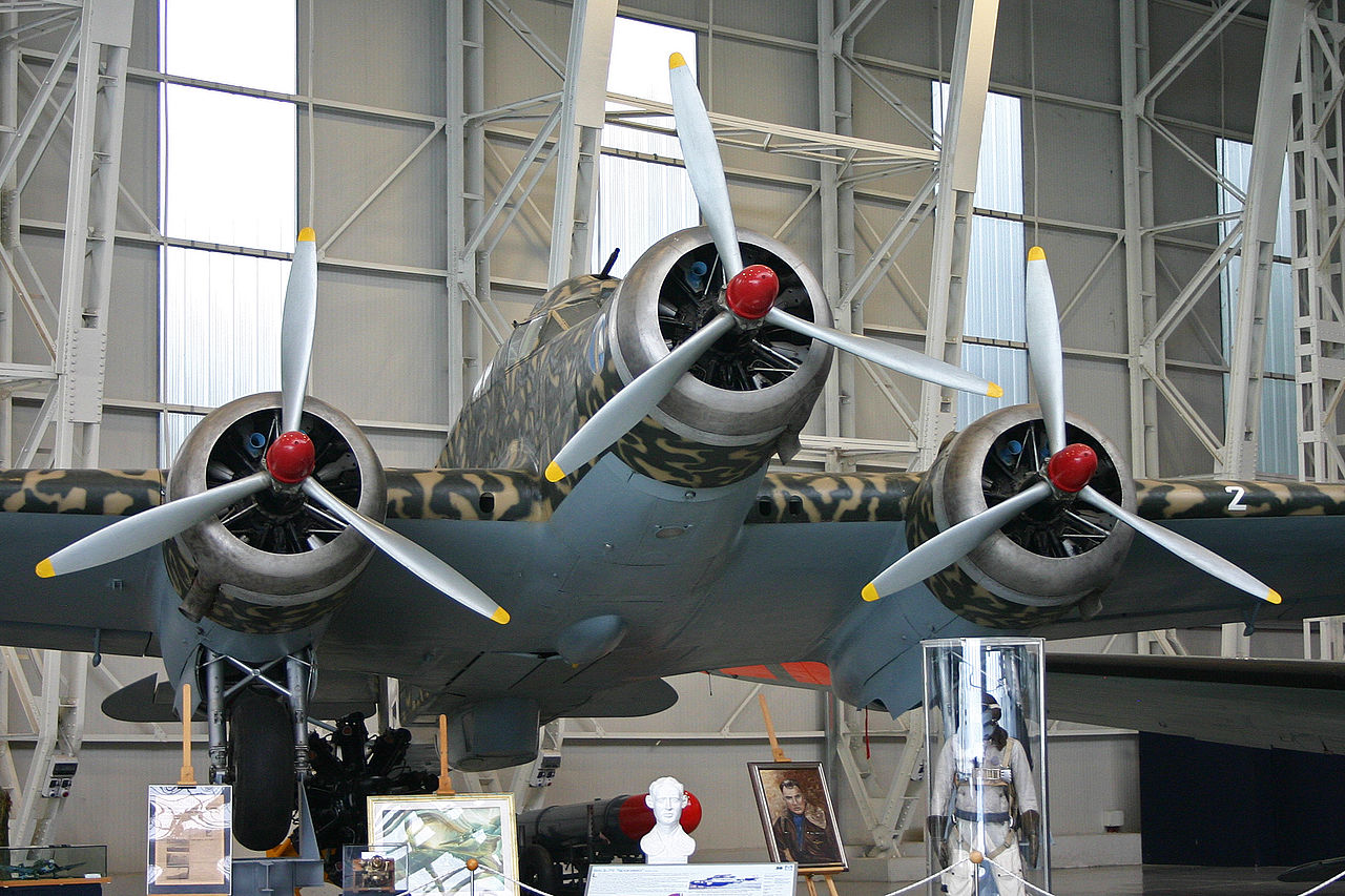 Savoia-Marchetti SM.79 Sparviero préservé vu de face