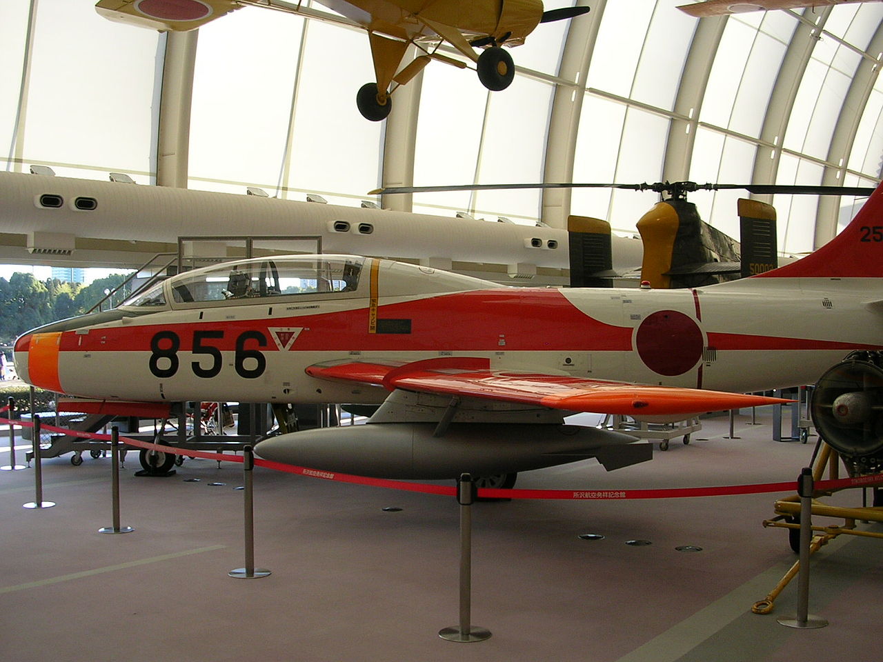 Fuji T-1B japonais de profil