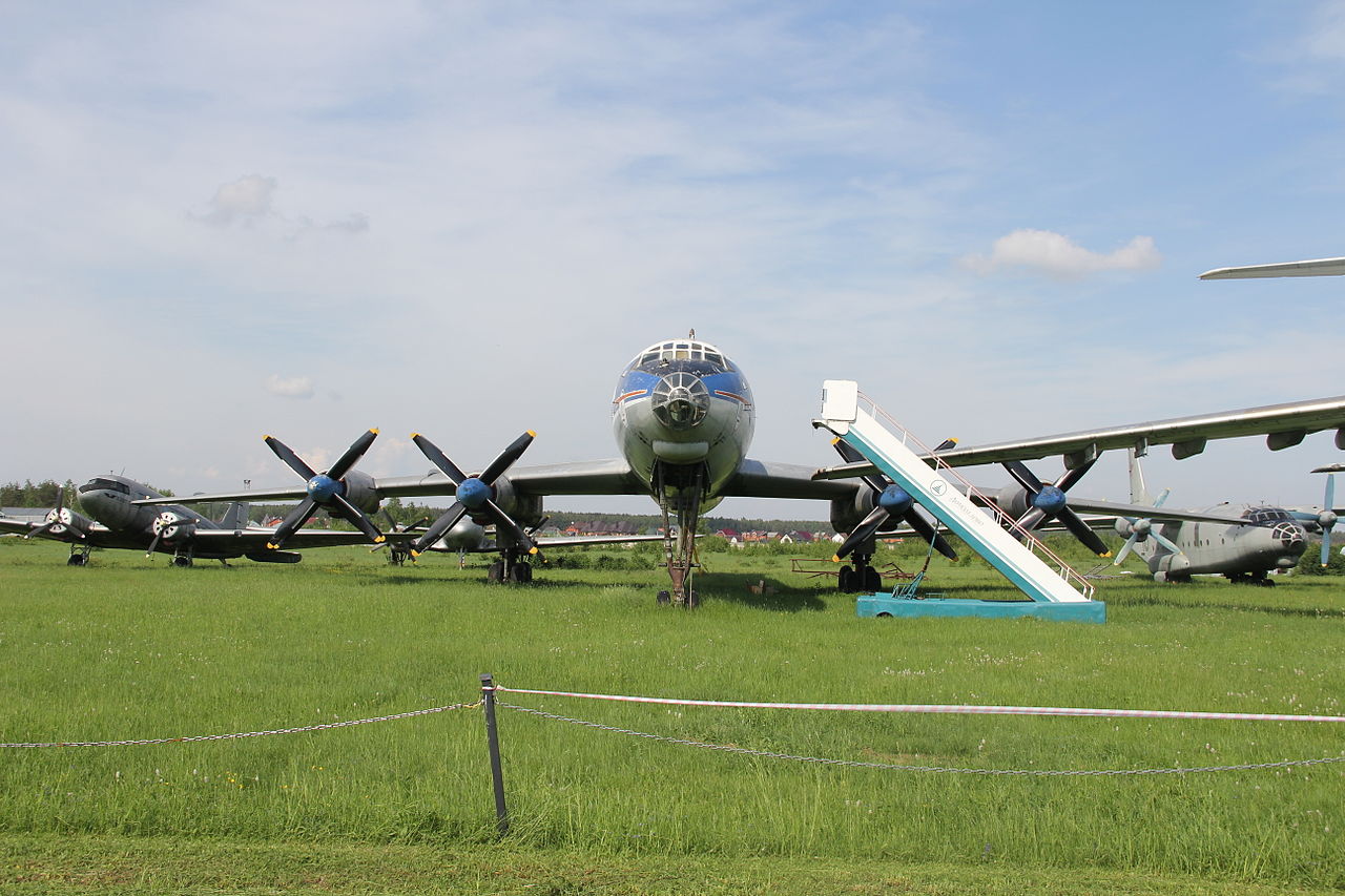 Tupolev Tu-114 Cleat vu de front