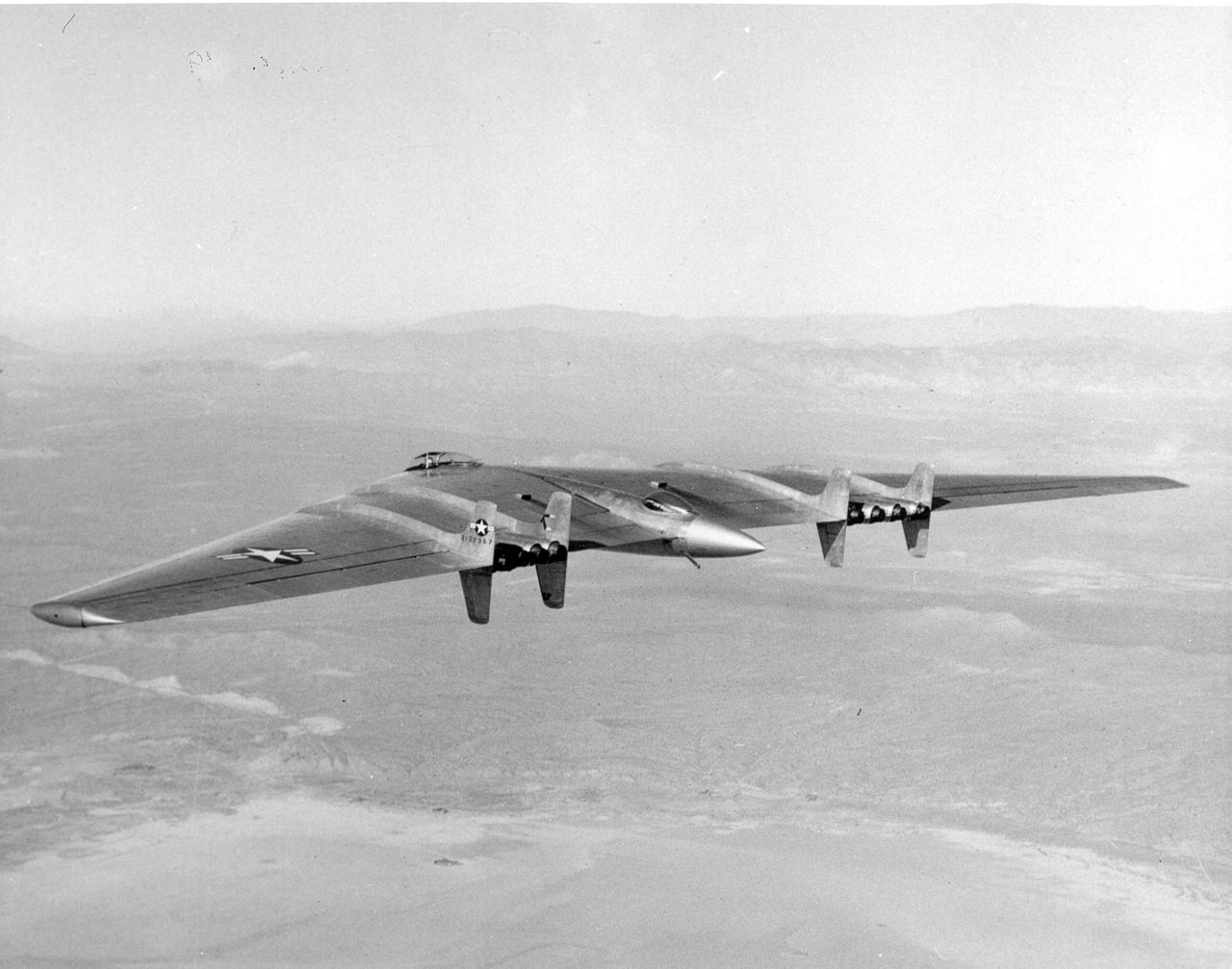 Northrop B-49 (YB-49) en vol vu de l'arrière