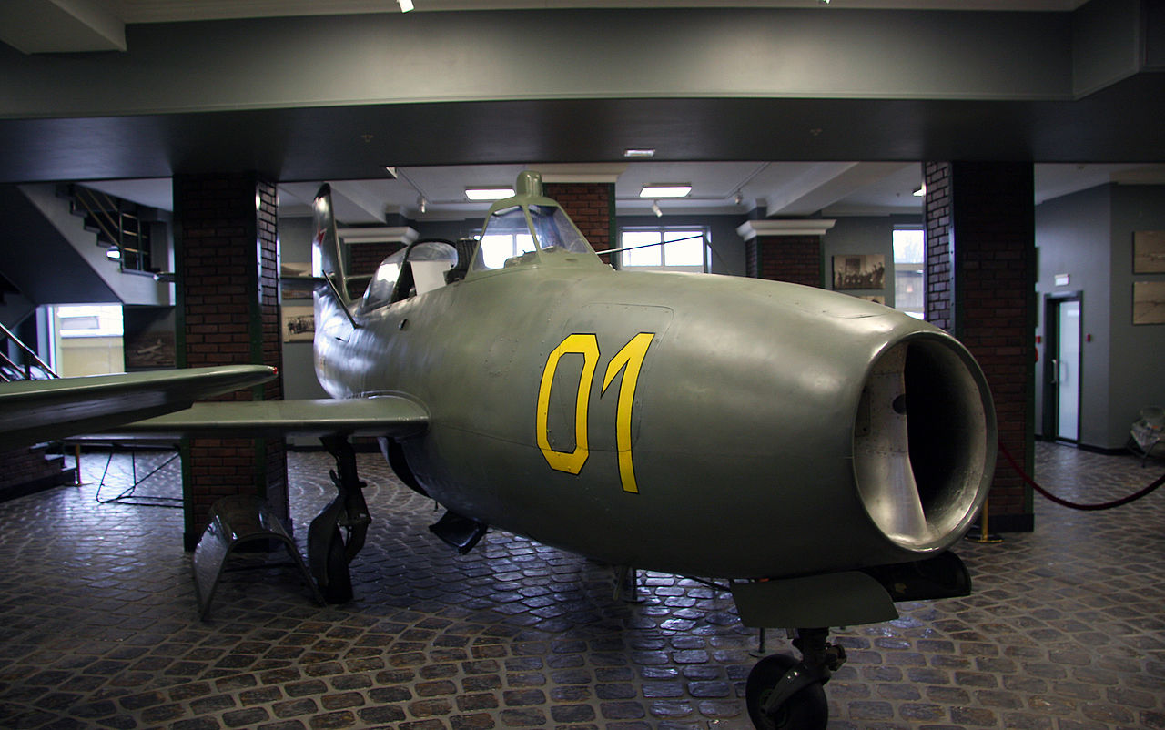 Yakovlev Yak-23UTI Flora vu de l'avant