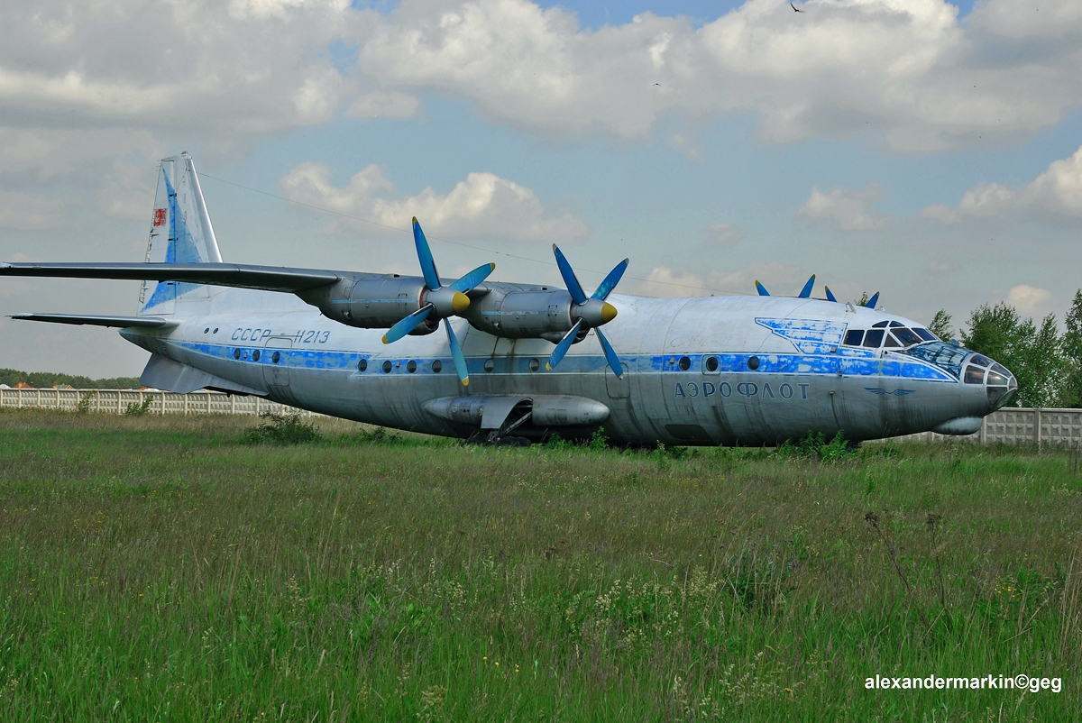 Antonov An-10 Cat civil vu de côté