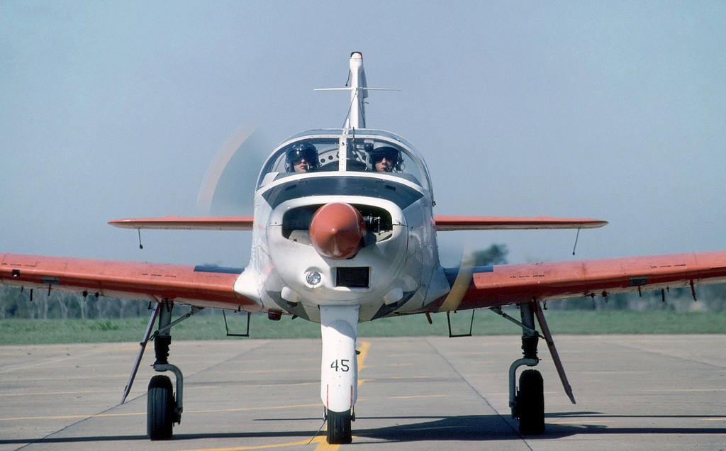 Neiva 621 Universal (T-25) vu de front