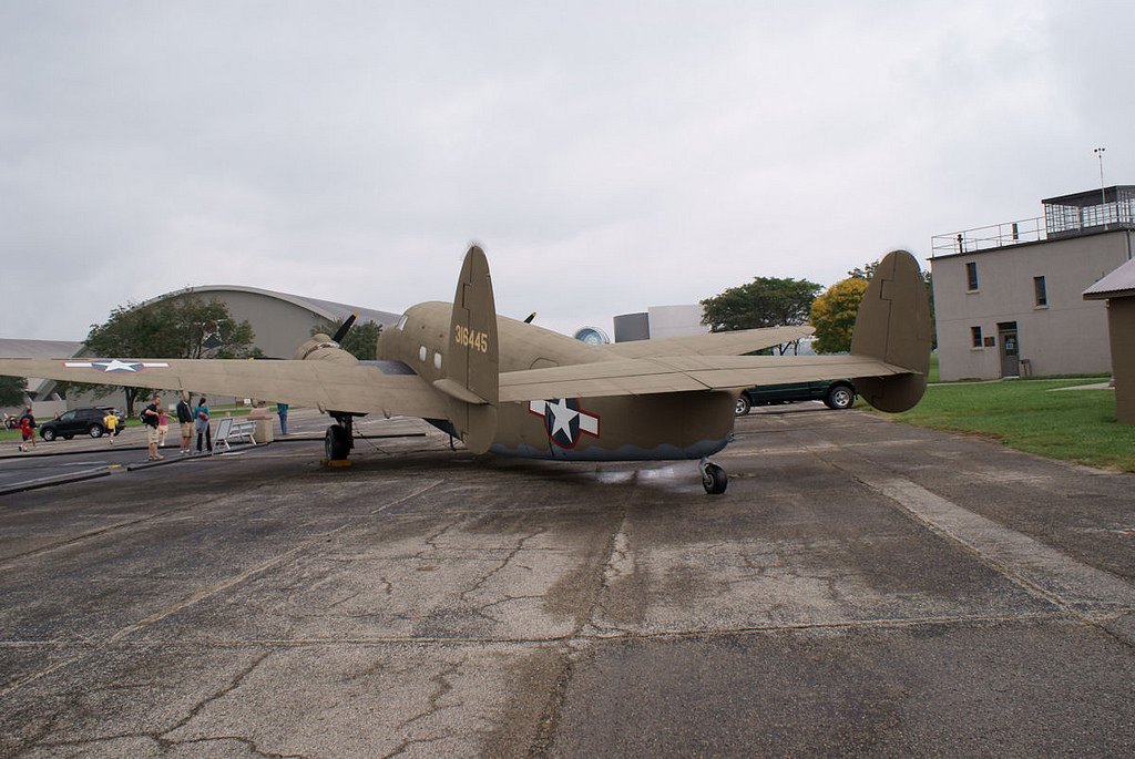 Lockheed 18 Lodestar (C-60A) vu de l'arrière