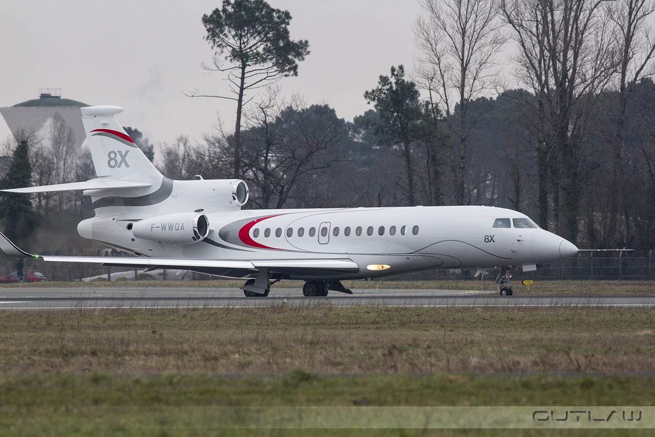 Dassault Falcon 8X au roulage - Prototype par Outlaw