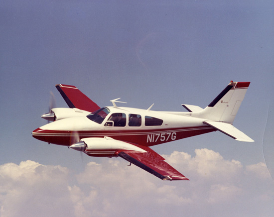 Beech 55 Baron (B55) en vol