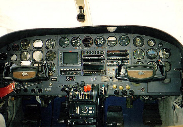 Cessna 414 Chancellor - Cockpit