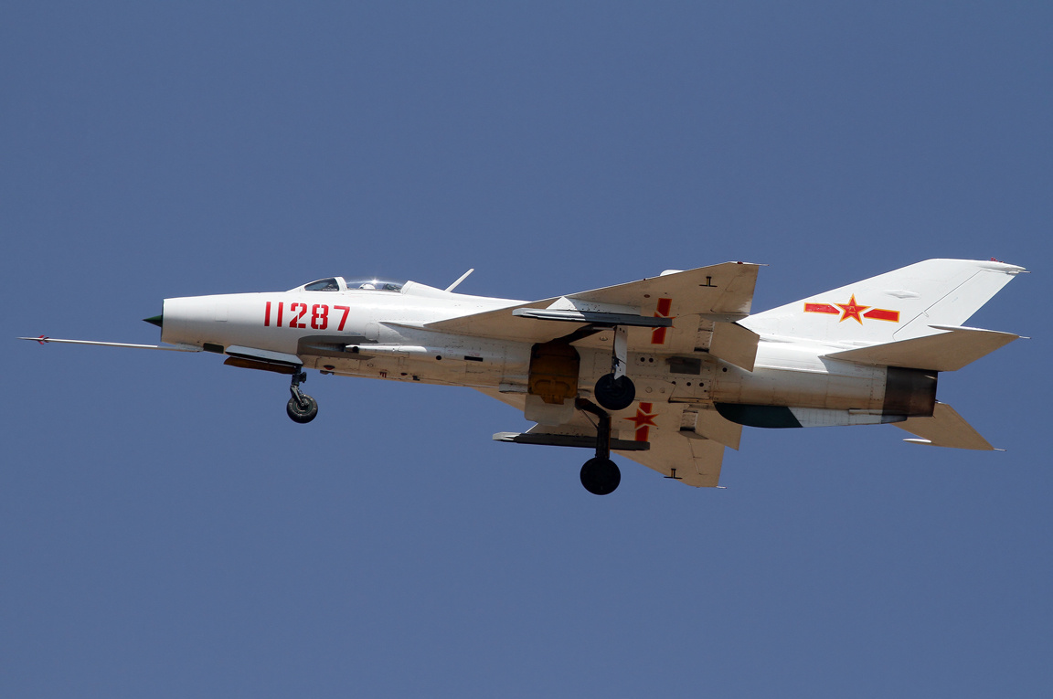 Chengdu J-7II chinois en vol