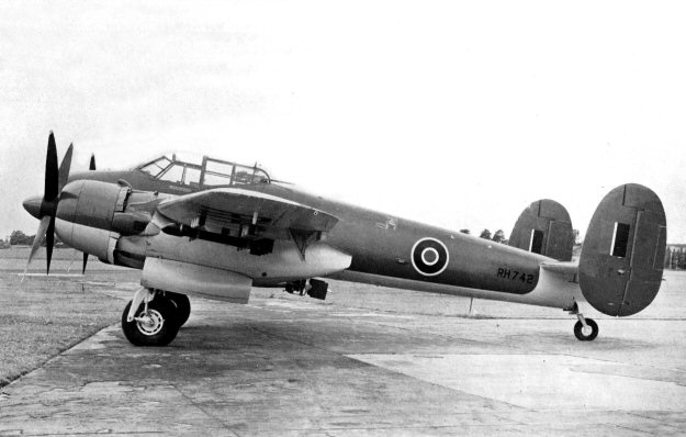 Bristol Brigand de la RAF de profil au sol