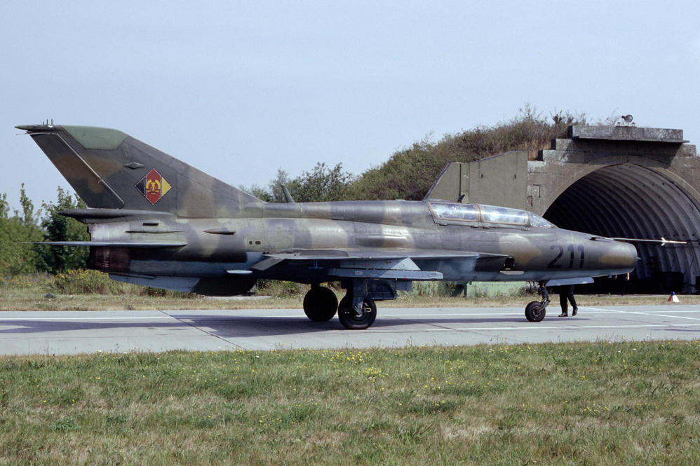 Mikoyan-Gourevitch MiG-21UM est-allemand vu de côté