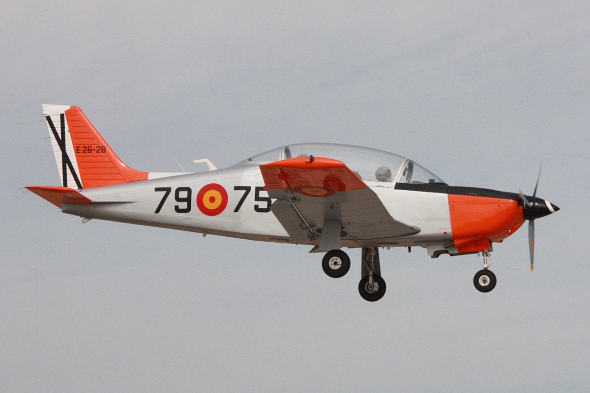 Enaer T-35C Pillan espagnol à l'atterrissage