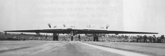 Northrop B-35 (XB-35) vu de front