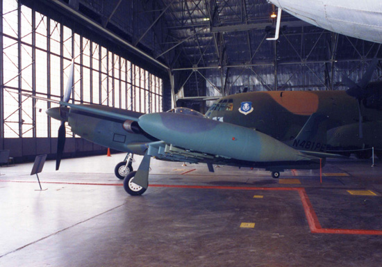 Piper PA-48 Enforcer préservé vu de 3/4 avant