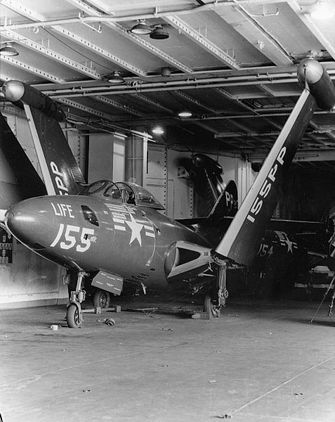 Grumman F9F Panther (F9F-2P) de l'US Navy au hangar