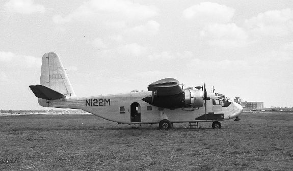 Chase YC-122C au sol vu de profil