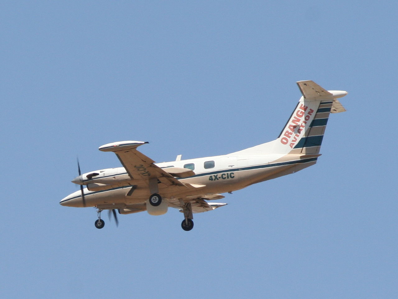 Piper PA-42 Cheyenne en vol train sorti