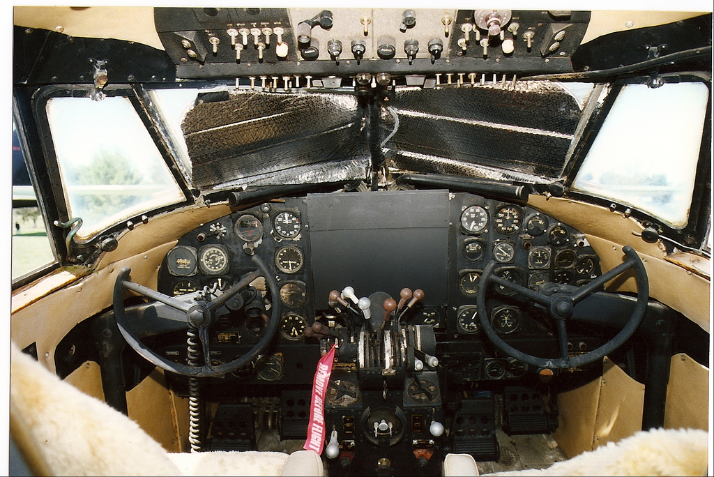 Lockheed 18 Lodestar - Cockpit