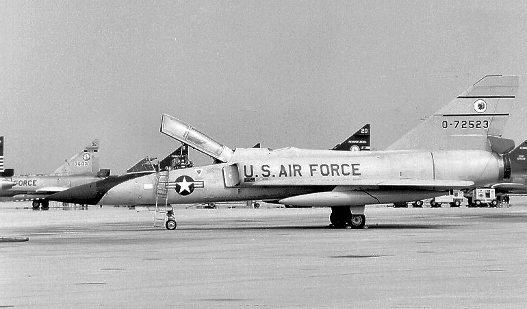 Convair F-106B Delta Dart au sol