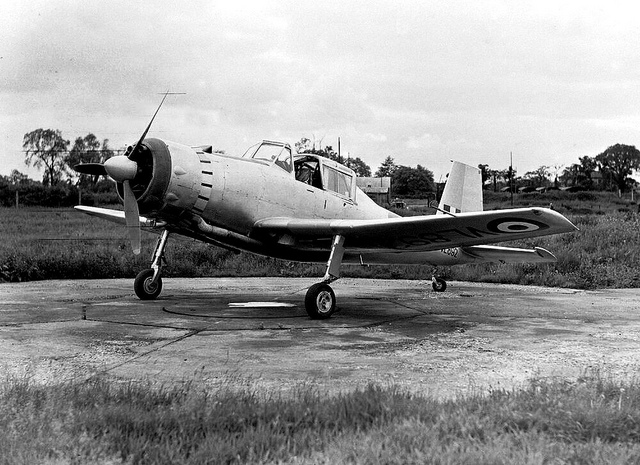 Boulton-Paul Balliol T.1 au sol