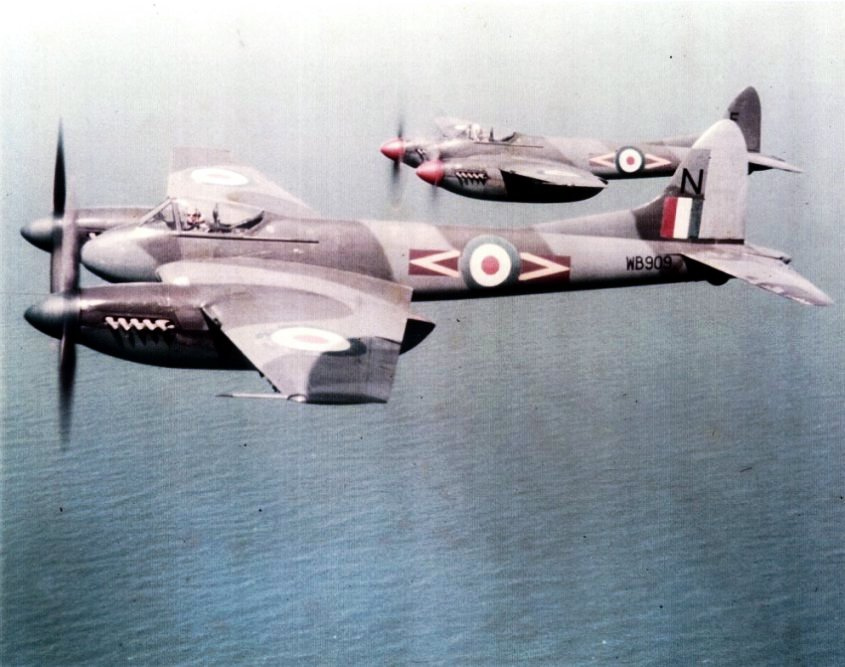 De Havilland DH-103 Hornet F.3 de la RAF en formation